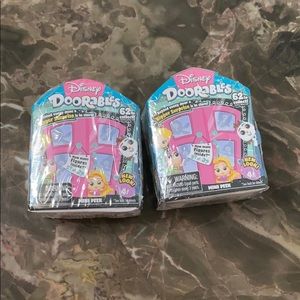 2 Disney Doorables Mini Peek